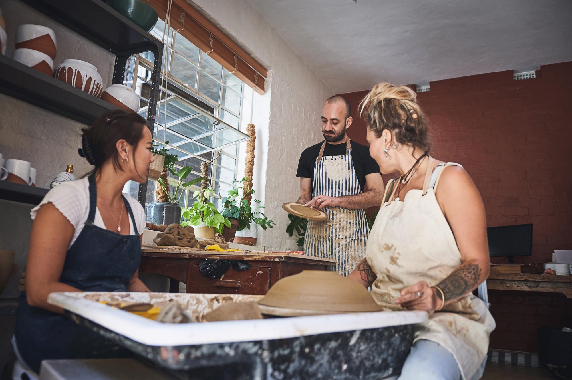 interior atelier culinar cu bucătari lucrând