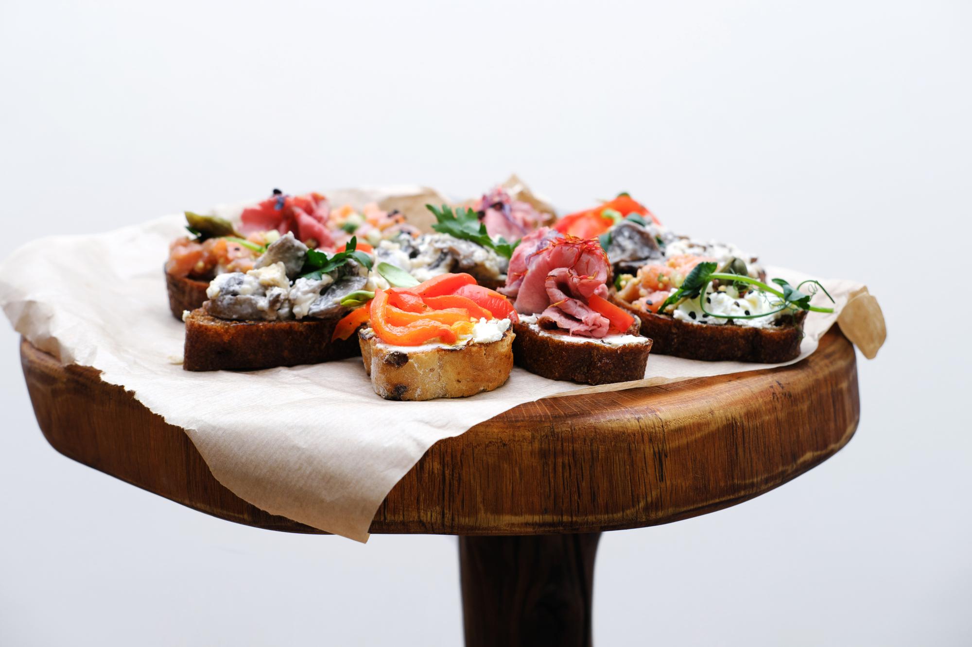 preparate aranjate pe platou pentru catering